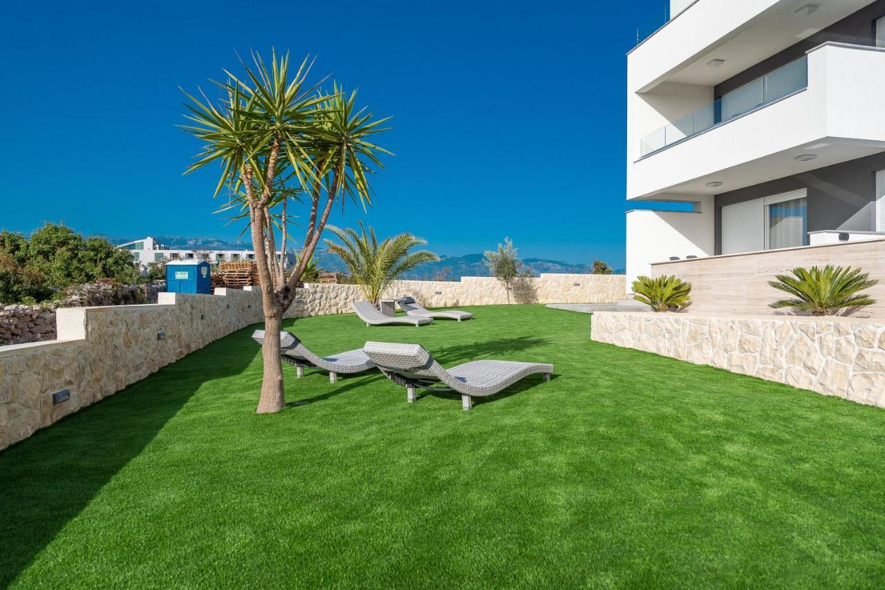 Apartments & Rooms Pool Villas Maris B Novalja Exterior photo