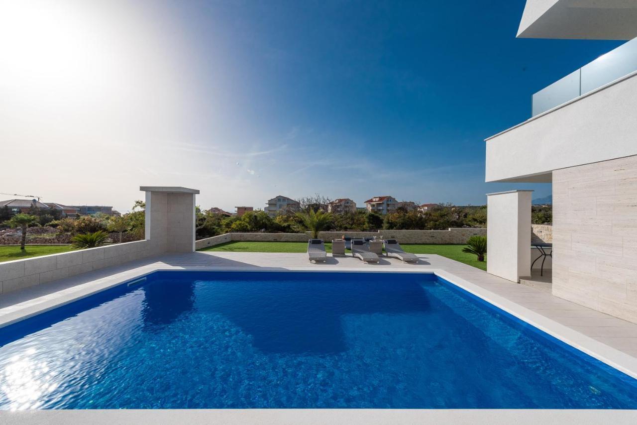 Apartments & Rooms Pool Villas Maris B Novalja Exterior photo