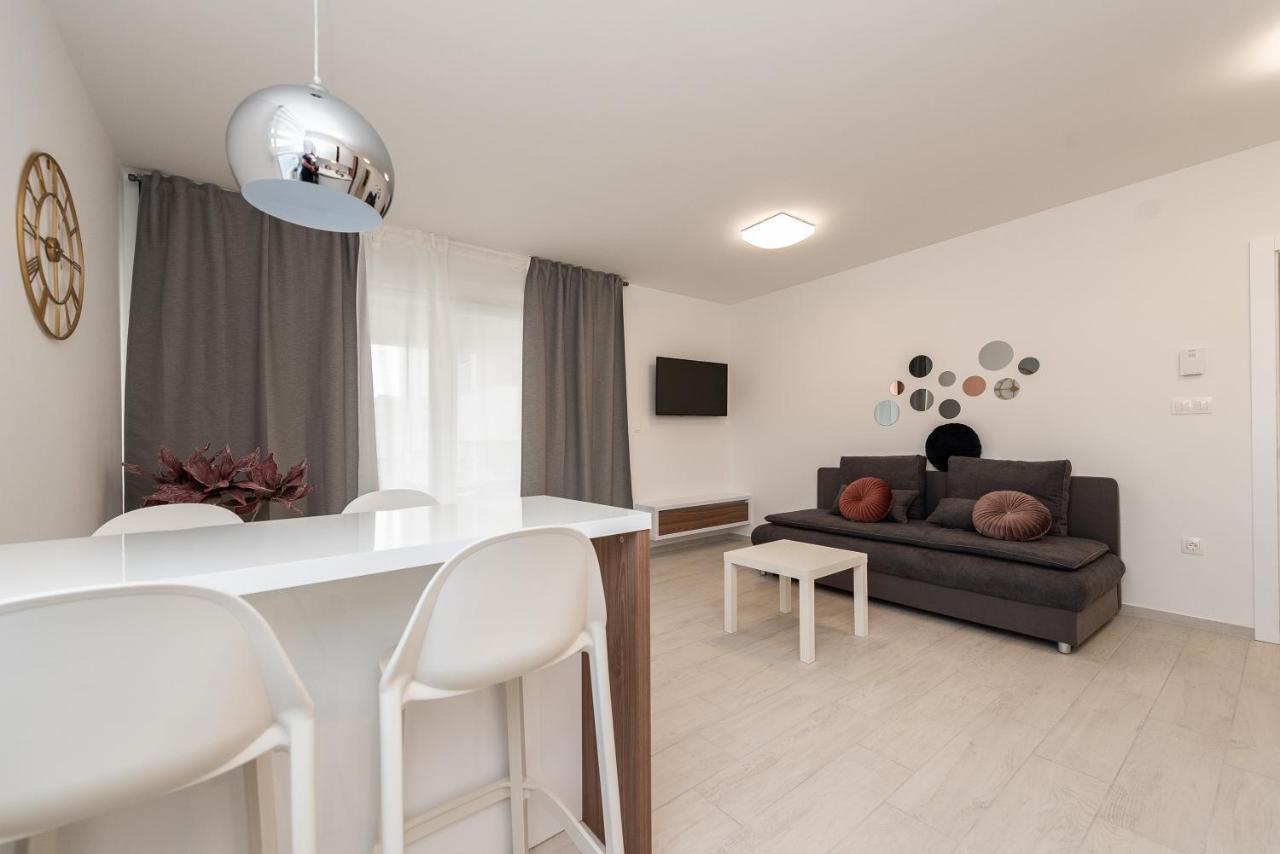 Apartments & Rooms Pool Villas Maris B Novalja Room photo
